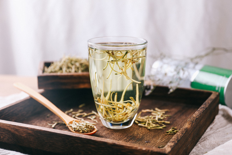 金银花茶饮摆拍摄影图