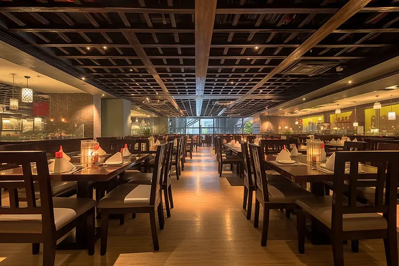 吊灯全开的五星级的中式酒店餐厅