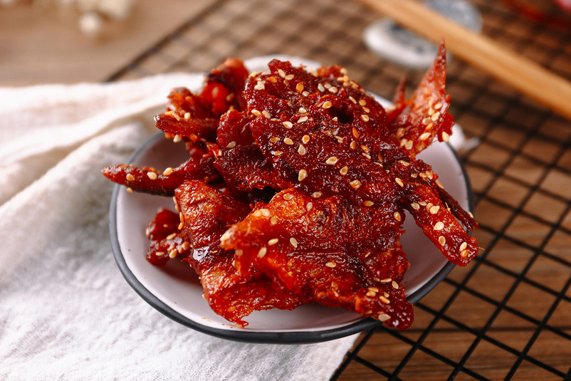 红娘鱼鱼干香辣麻辣超辣零食摆拍摄影图