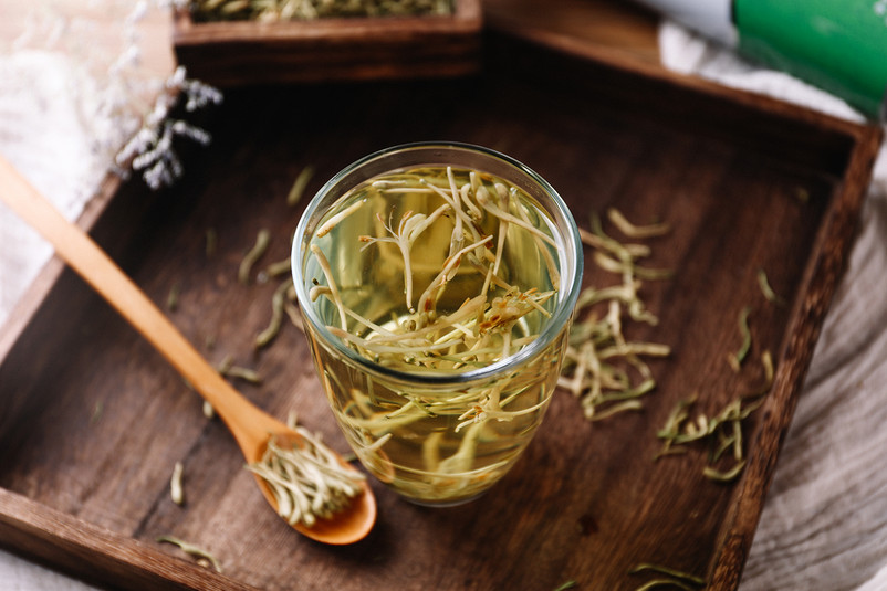 金银花茶饮摆拍摄影图