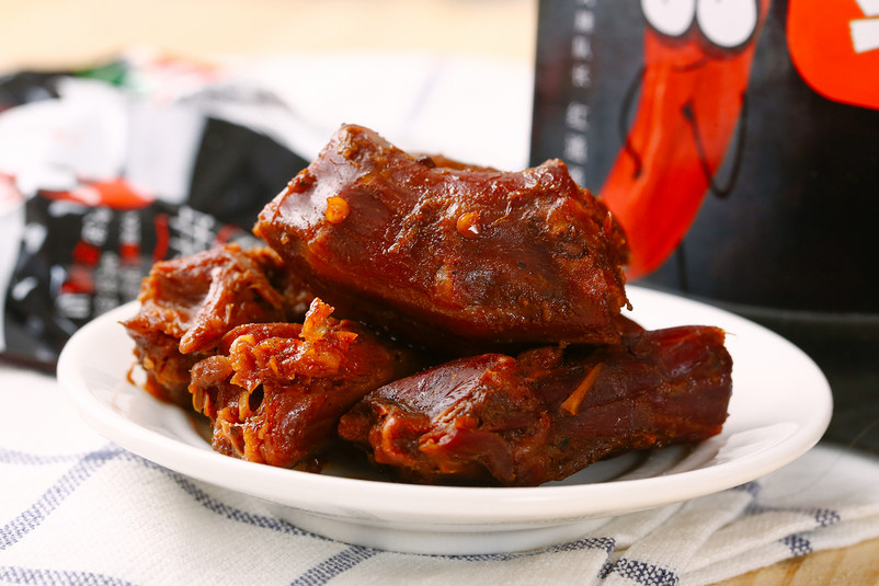 麻辣鸭脖零食摆拍摄影图