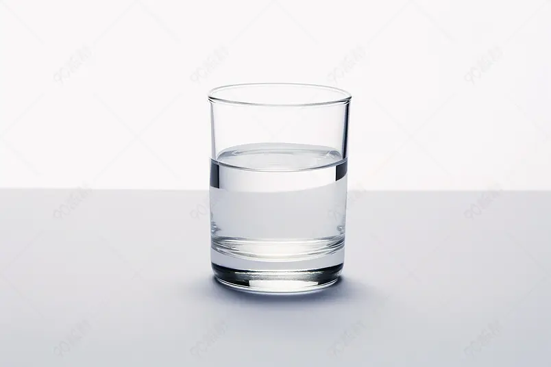 清晰的摄影图高清的图片海报设计背景广告设计素材元素一杯简单的半满空的新鲜水晶般清澈干净的饮用水