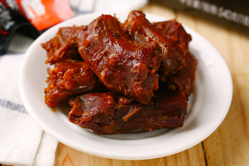 麻辣鸭脖美味零食摄影图