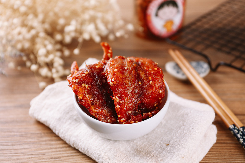 红娘鱼麻辣超辣鱼干摆拍摄影图