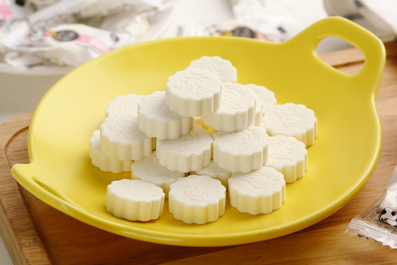 内蒙古奶片零食摄影图