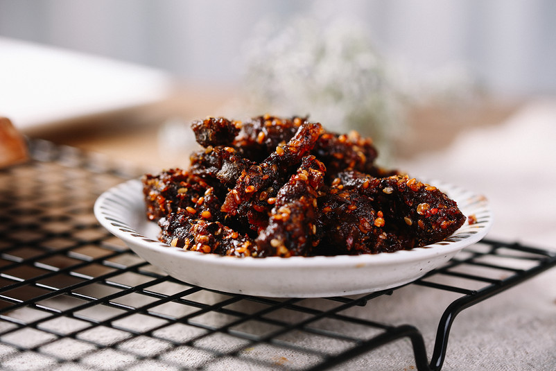 麻辣牛肉粒香辣肉片摄影实拍图