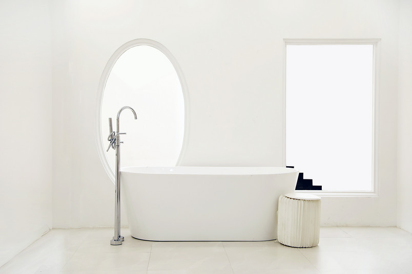 白色清透浴室场景洗浴产品清洁用品海报背景