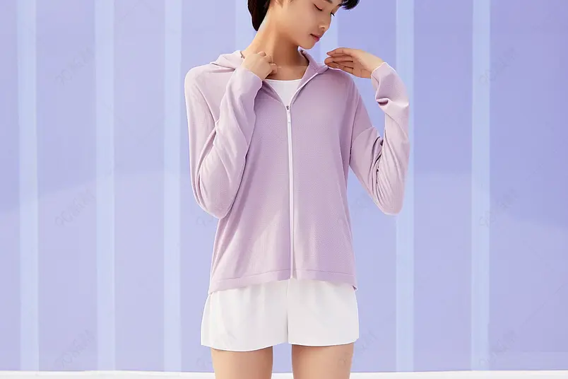 身穿防晒服的女孩防晒护肤