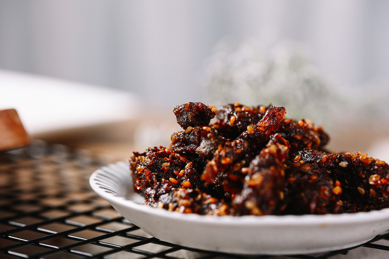 麻辣牛肉粒香辣肉片摄影实拍图