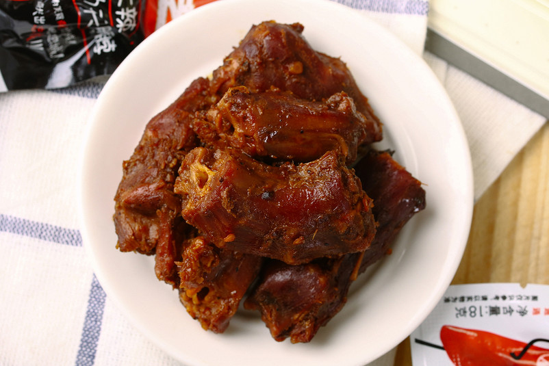 麻辣鸭脖零食摄影实拍图