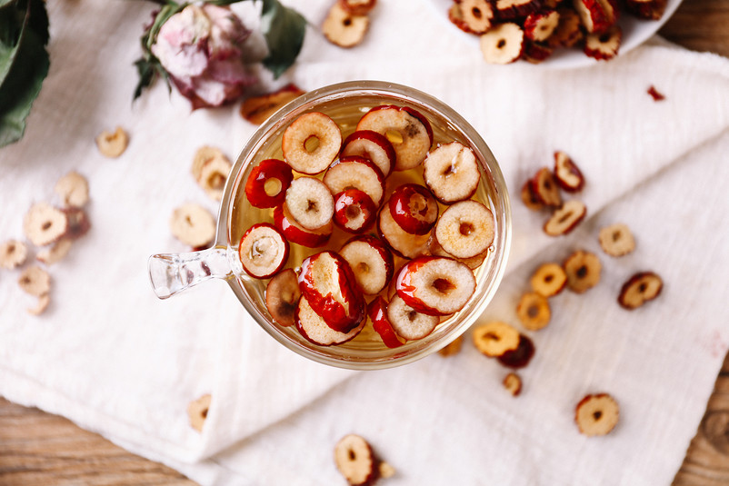 干枣片茶饮饮品细节摄影图