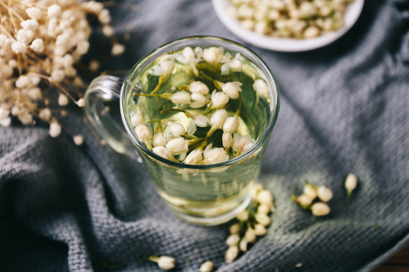 茉莉花饮品茶具实拍摄影图