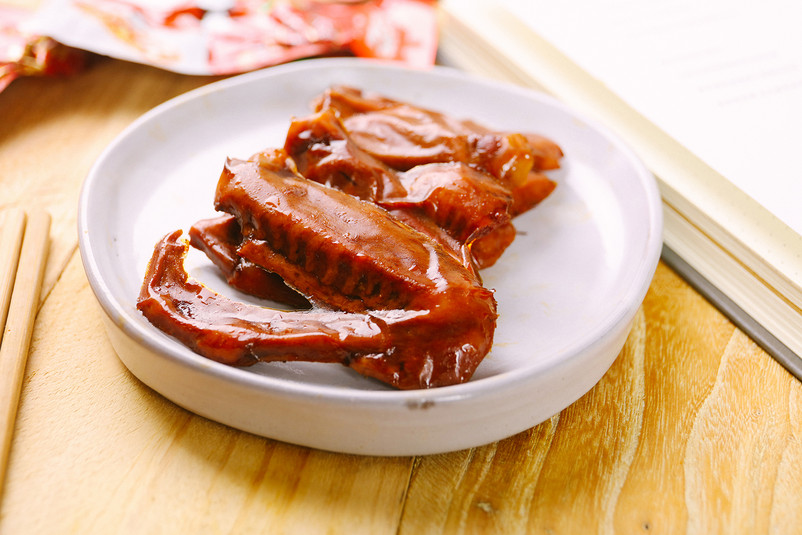 麻辣鸭翅零食摆拍摄影图