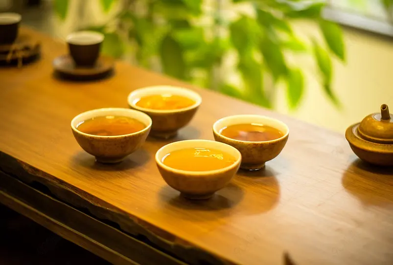 茶具和木制桌案高清特写摄影图
