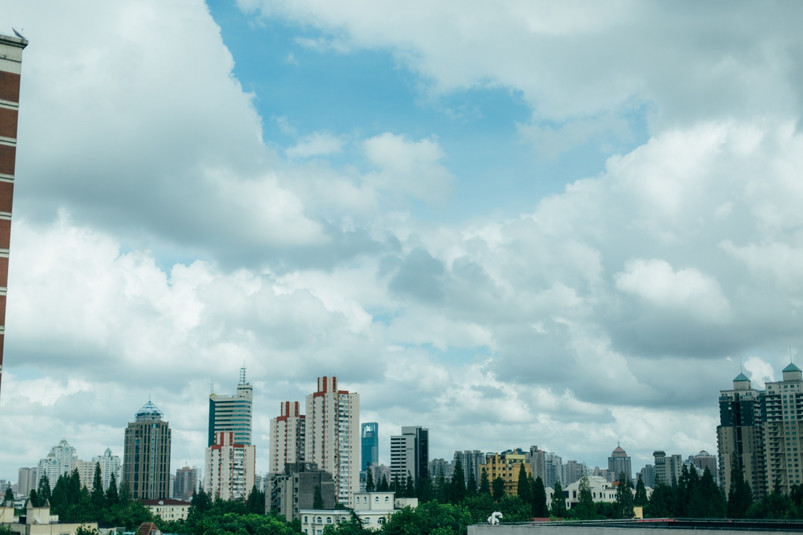 蓝天白云城市高楼建筑
