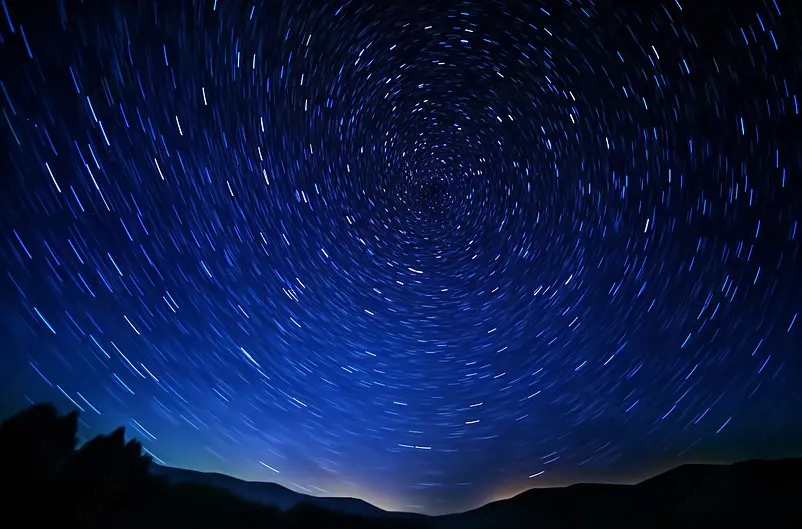 中国草原上璀璨星空下的风车