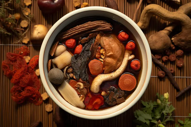 高清的图片电商产品拍摄美食美味食物木桌上的滋补养生汤