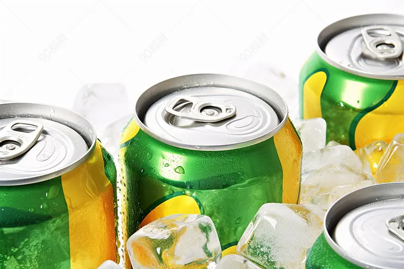 在冰块里冰镇着的碳酸饮料冷饮广告素材