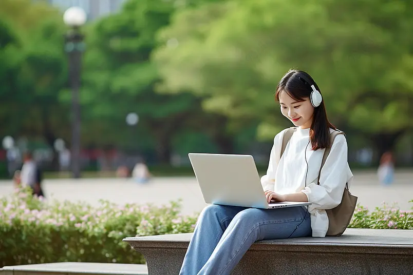 海报设计背景广告设计素材元素年轻大学生使用笔记本电脑
