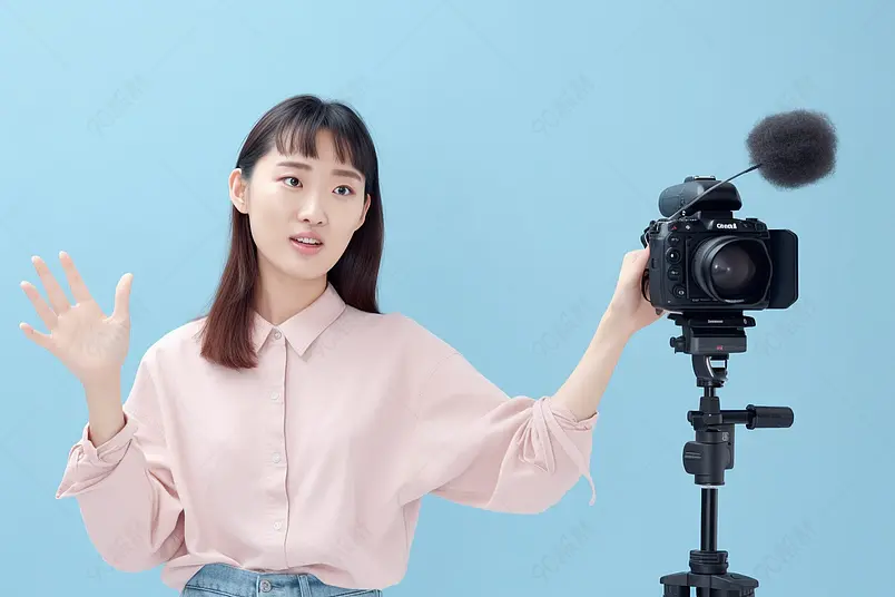 清晰的摄影图高清的图片电商产品拍摄蓝色背景上女性视频博主对着镜头解说