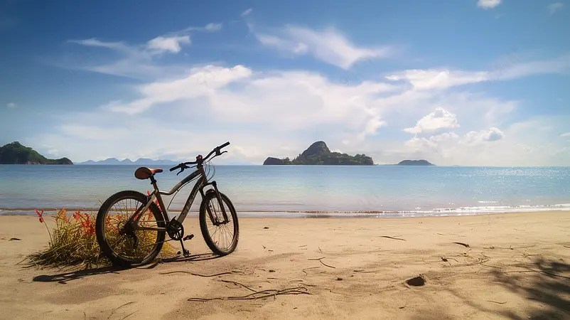 海滩大海边上放着一辆破旧的自行车