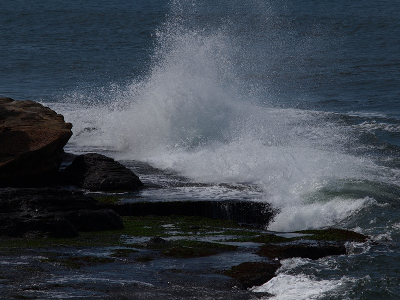 猛烈的浪花拍打着海岸的礁石
