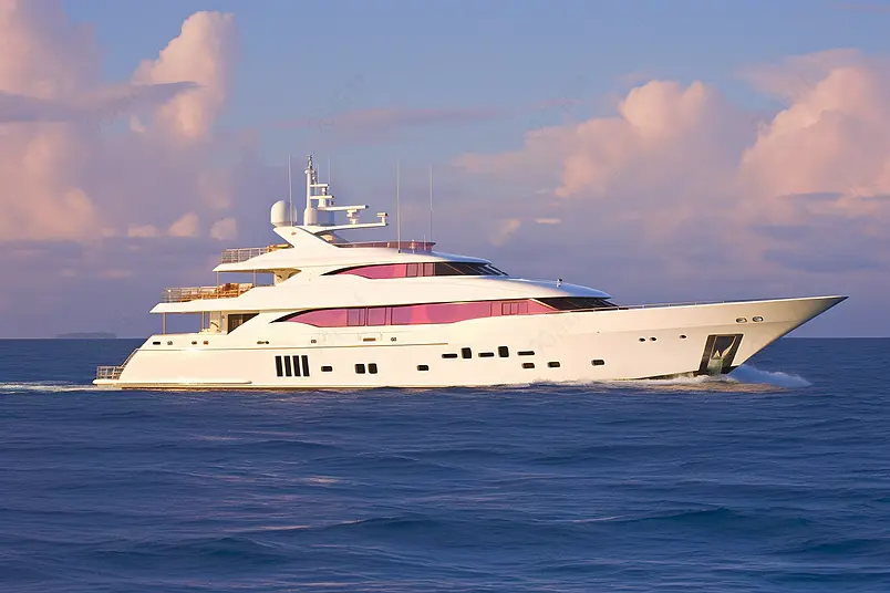 行驶在大海上的白色军用军事巨型游艇