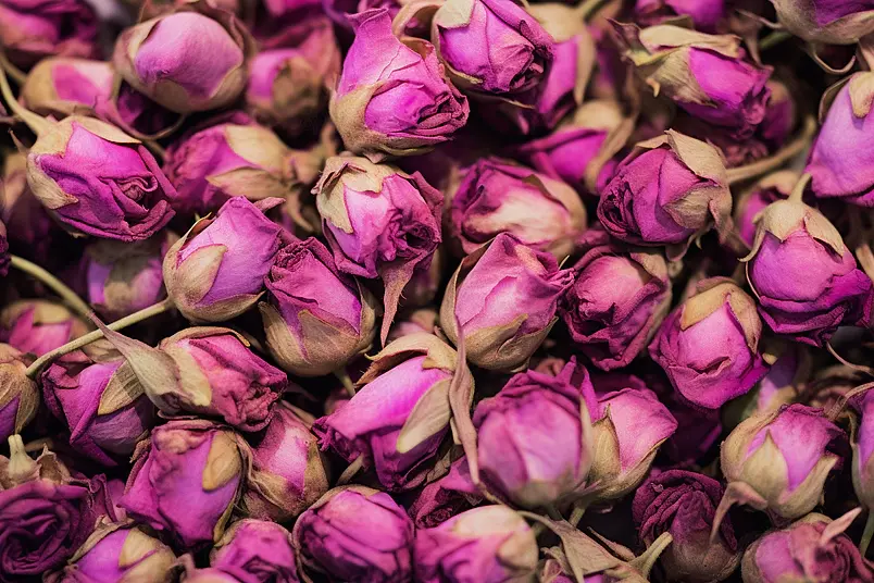 玫瑰花茶干花玫瑰精油背景摄影图