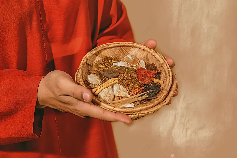 中医医师调配中药医疗海报素材