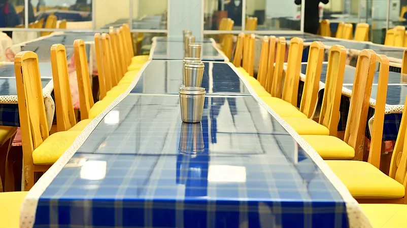 校园食堂餐桌椅子餐厅实拍摄影图