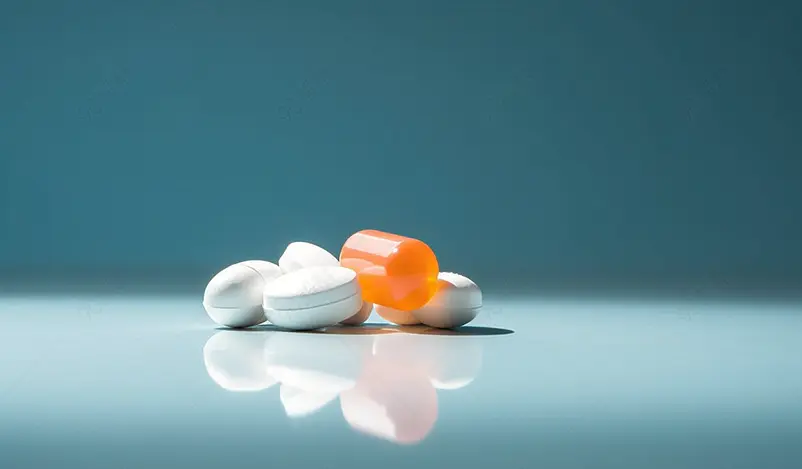 清晰的摄影图高清的图片海报设计背景广告设计素材元素药房店产品一堆橙色和白色药片在渐变背景上不同大小和形状的片剂丸医药行业医院里的药