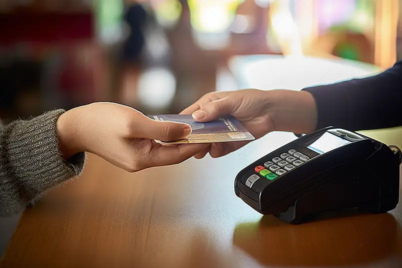 超市购物POS机刷卡付款特写