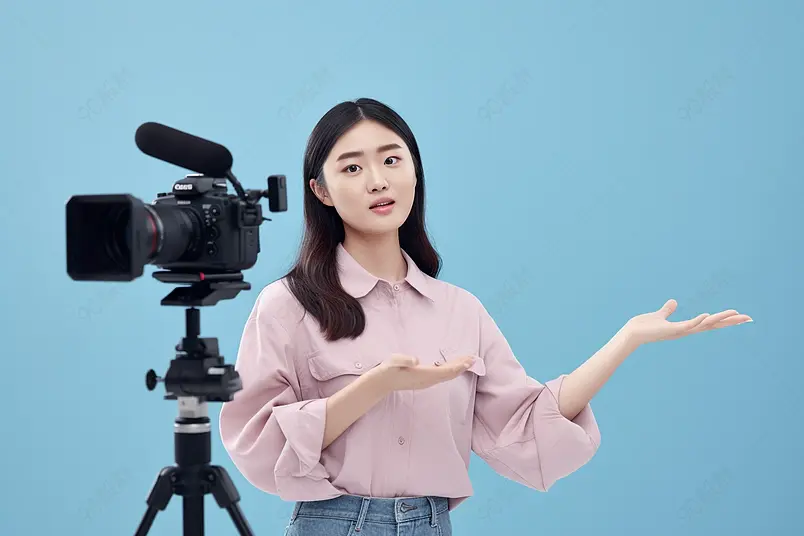 蓝色背景上女性视频博主对着镜头解说