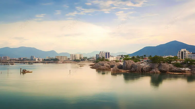 蓝天白云下的越南海滨城市芽庄