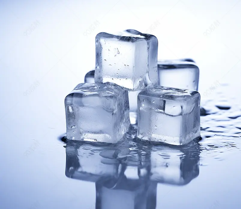 玻璃桌上融化的冰块餐饮广告素材