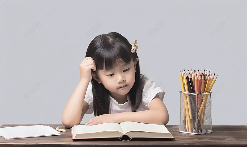 冥思苦想的女学生写作业培训宣传