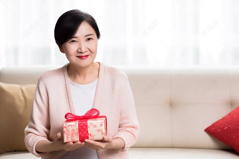 女儿送礼物给妈妈亲情特写摄影实拍