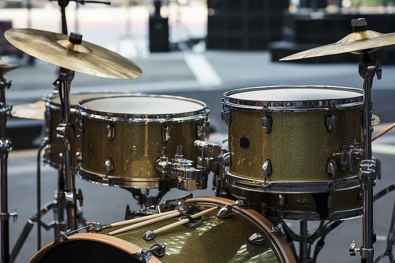 在户外玩摇滚音乐架子鼓摄影图