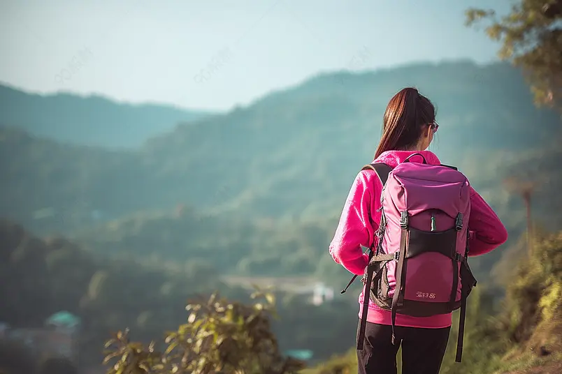青年女性登山背影人物海报背景图