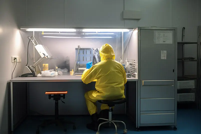 医疗工作者科研室科研研究人像