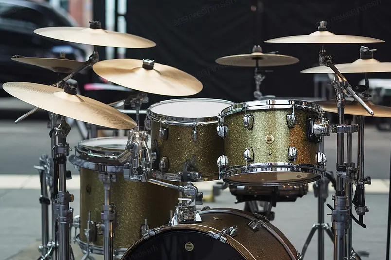 乐器架子鼓在室外进行音乐演出背景图