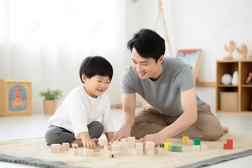 亚洲爸爸陪儿子堆积木