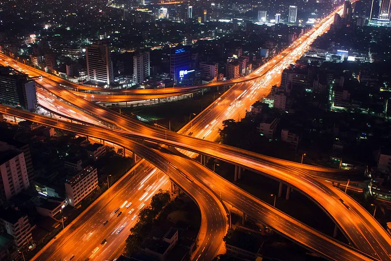 夜晚城市和交通车照明曼谷鸟眼观财产摩天大楼城市高密度建筑学大厦鸟瞰图外观人群天际