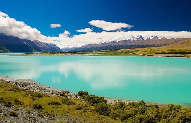 普卡基湖日光岩石天蓝色支撑旅游风景草地远景蓝色冰川