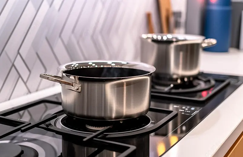 简洁干净的厨房用品厨具不锈钢锅与燃气灶台