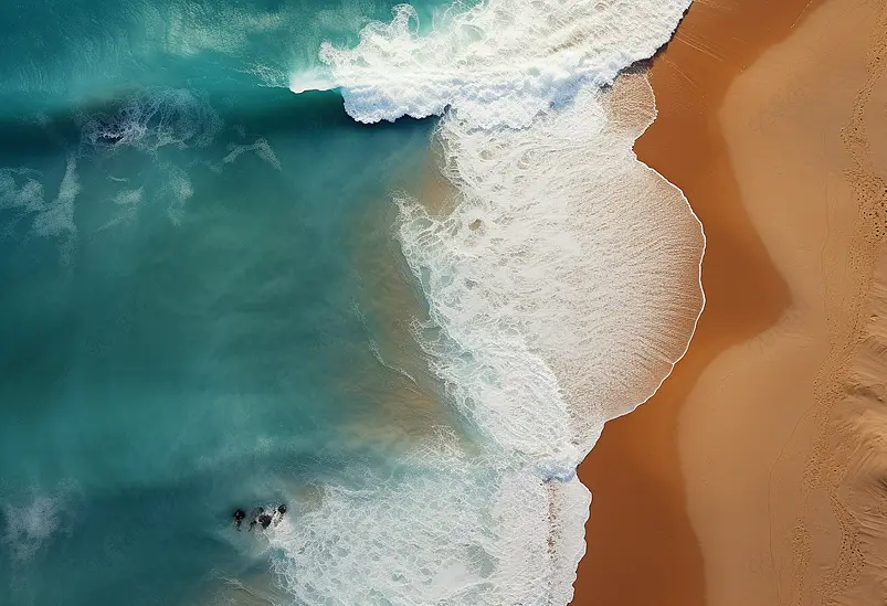 旅游美丽的海浪与沙滩上子相遇空中拍摄美丽的海浪与沙滩上相遇空中拍摄海景冲浪