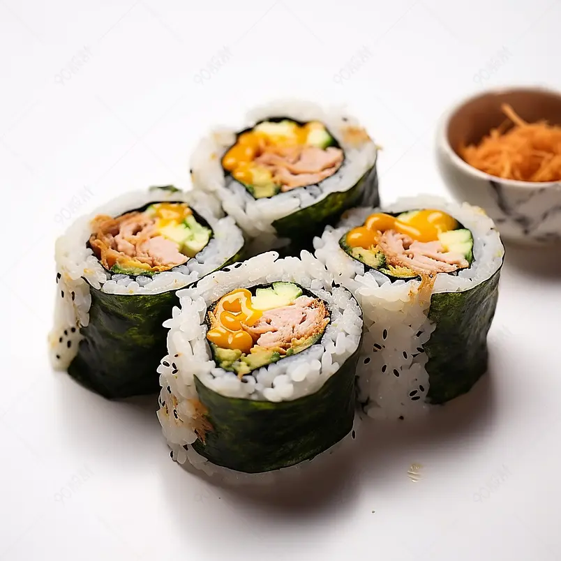 一套寿司卷浦卷海苔。卷里有烤鲑鱼，金枪鱼，胡椒，黄瓜，鳄梨。日本菜，亚洲菜。海苔丝米饭卷。白色背景。前视图。本空间