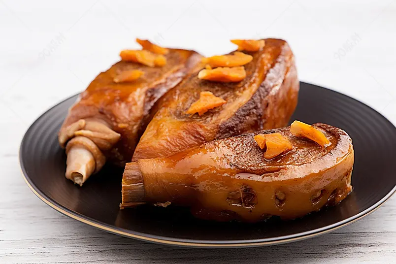 白色餐具里的麻辣鸭头