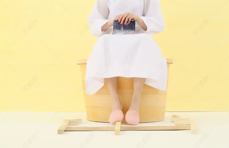 女性足浴美容院养生木桶水疗保养摄影图