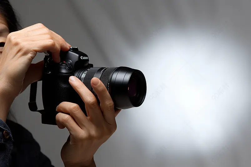 摄影师手拿单反相机摄像机广告背景